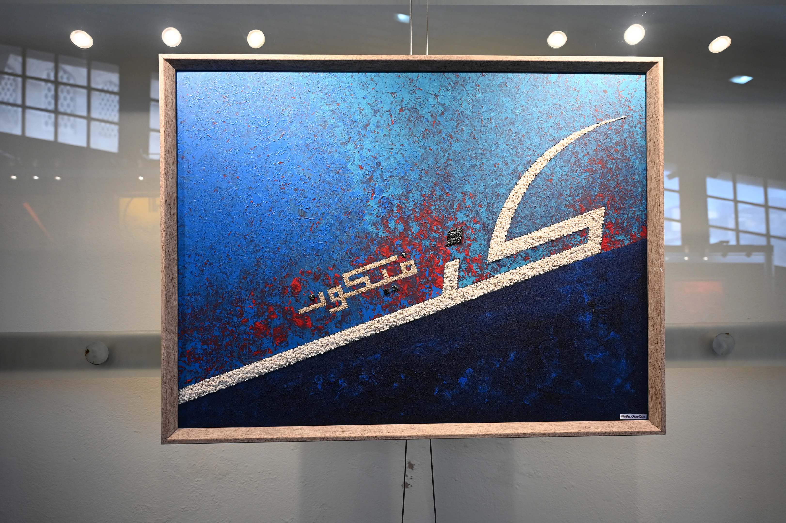 Taşı hat sanatıyla buluşturarak yumuşatıyor