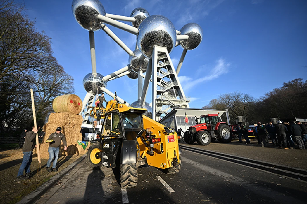Brüksel'de çiftçilerden traktörlü MERCOSUR protestosu