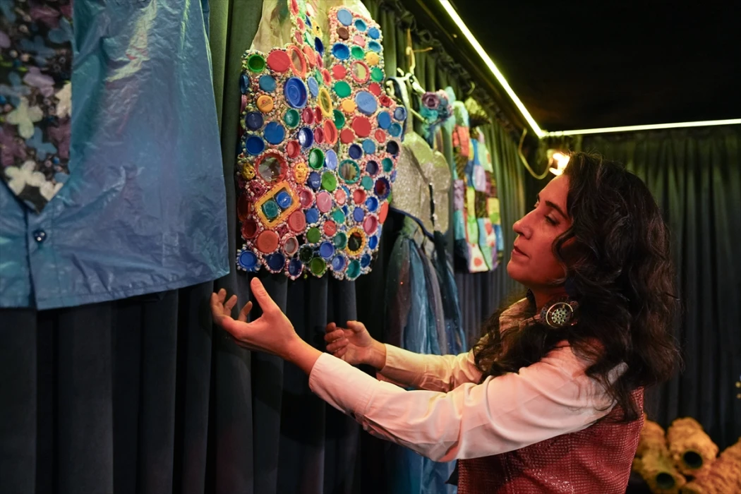 Çöpe atılan plastik atıklar portre ve kostüme dönüşüyor