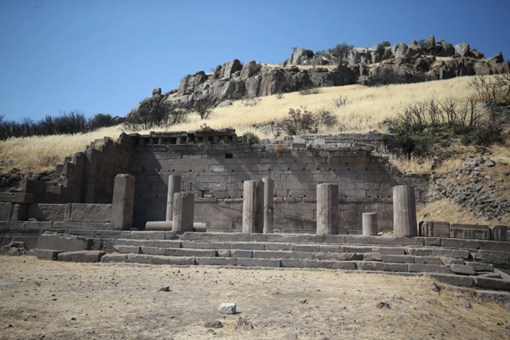Assos'ta 3 bin 500 yıllık stoa gün yüzüne çıkarılıyor