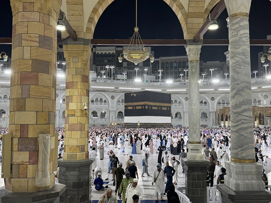 Yüz binlerce Müslüman, Kabe'den veda tavafı yaparak ayrılıyor