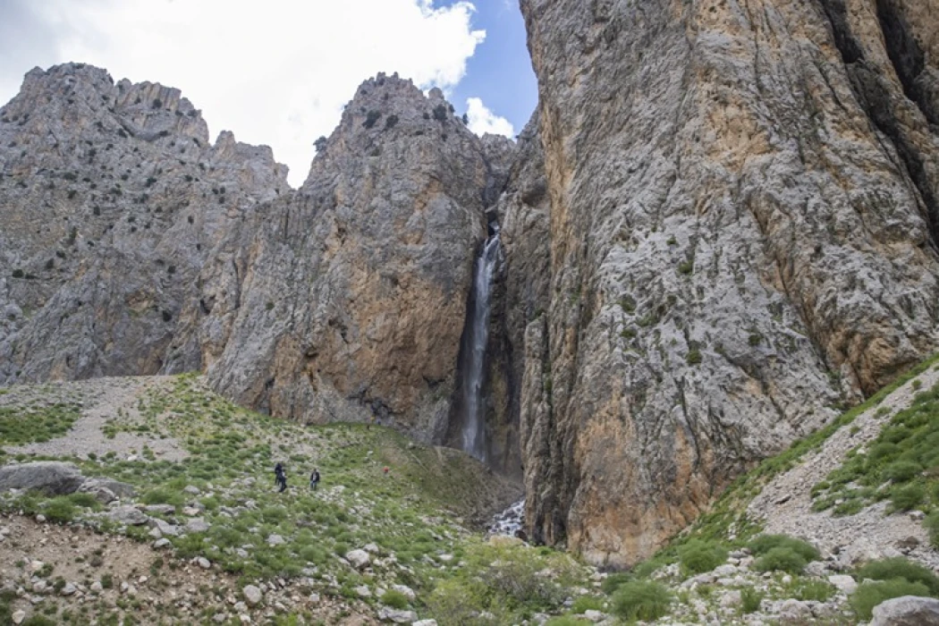 Tunceli'deki Kırkmerdiven Şelaleleri yaz sezonunda turizmi hareketlendiriyor