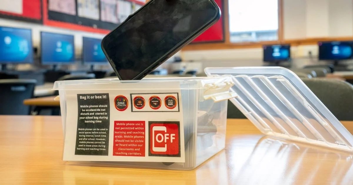 İngiltere okullarda akıllı telefonları resmen yasaklıyor