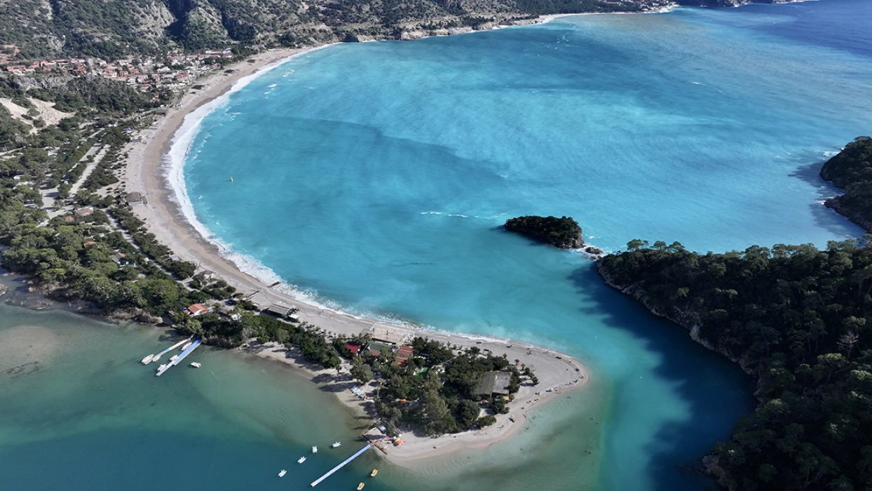 Fethiye'de Ölüdeniz'de nefes kesen görüntü: Denizin rengi turkuaza döndü