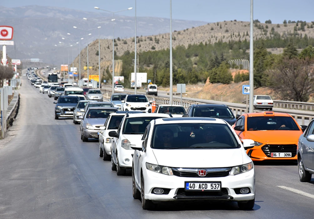 Büyük bayram göçü başladı: Yola çıkacaklar dikkat!