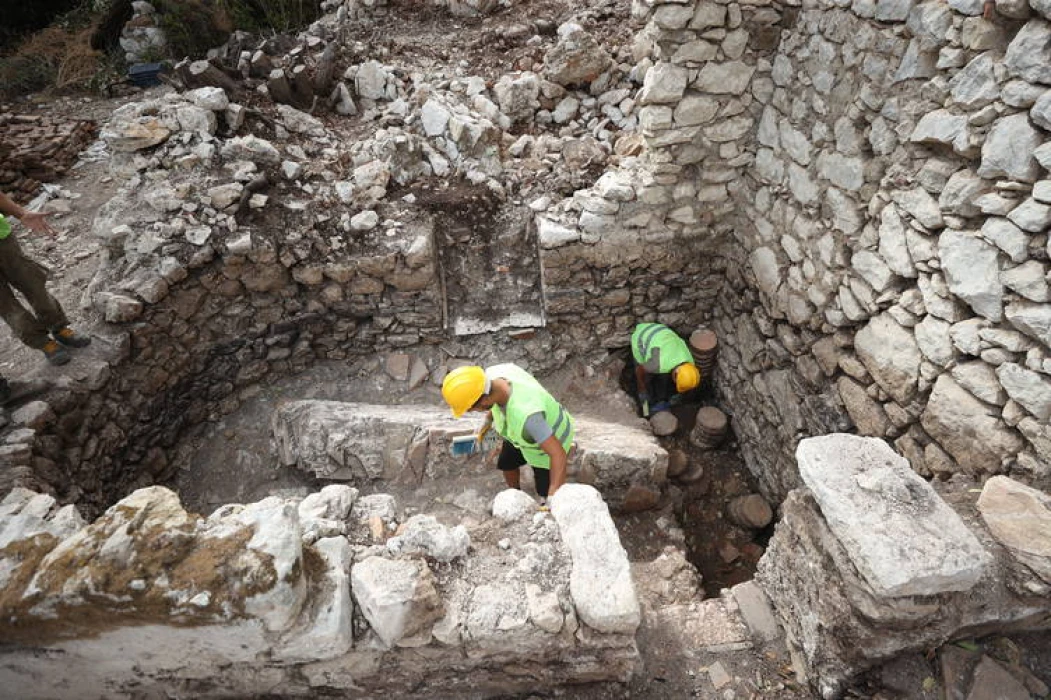 Olympos Antik Kenti'nde yaklaşık 200 metrekarelik hamam yapısı bulundu
