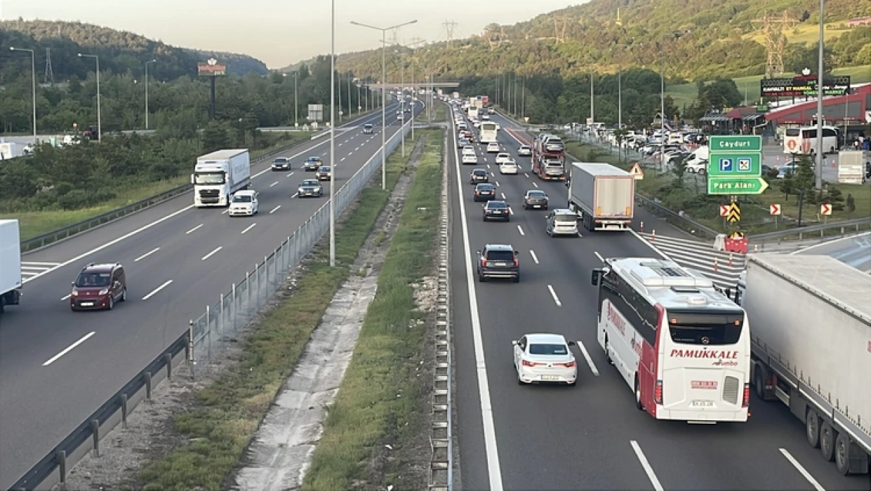 Bayram tatili yolculuğu başladı: Otoyol ve kara yollarında yoğunluk