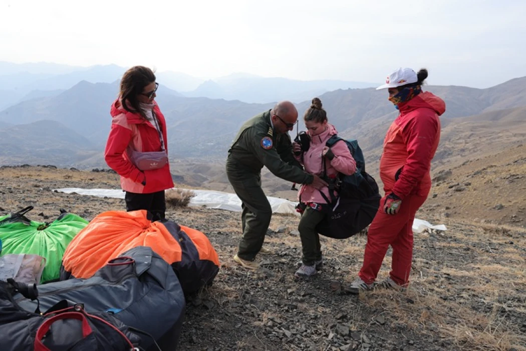 Hakkari semaları yamaç paraşütüyle renkleniyor