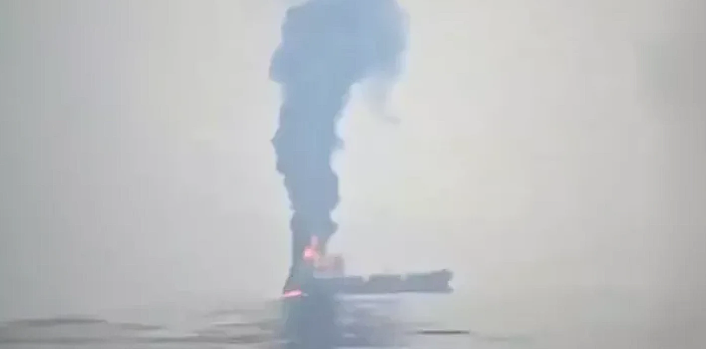 İran Hürmüz Boğazı’nda petrol tankerini vurdu: Gemi alev aldı