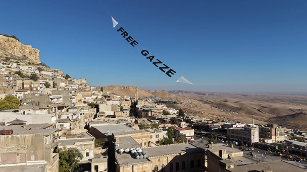Mardin semalarında 'Free Gazze' yazılı uçurtma süzüldü