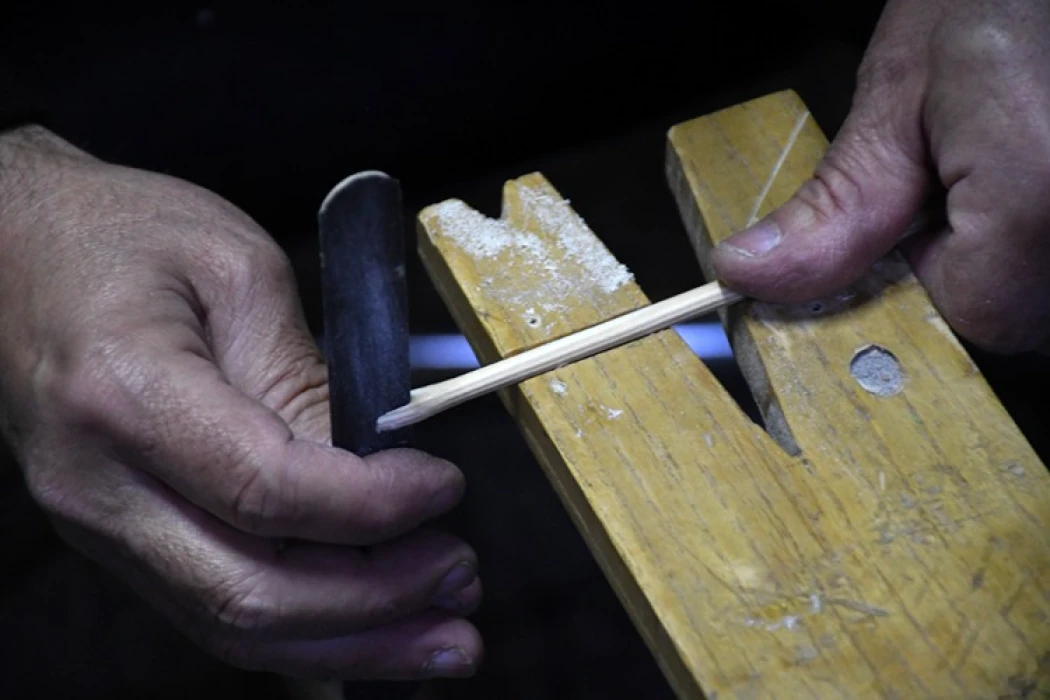 Türk tarihi merakıyla başladığı geleneksel ok yapımını gençlere öğretiyor