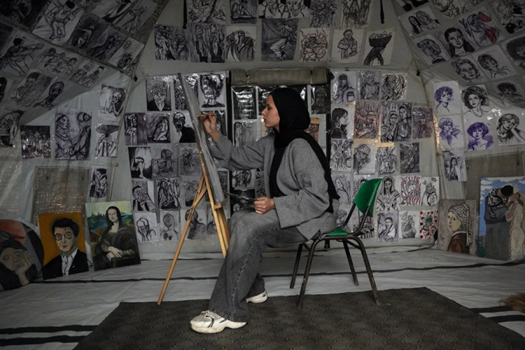 Gazzeli ressam Zaanin, İsrail saldırılarının bıraktığı yıkımı ve kaybolan hayalleri tuvale yansıtıyor