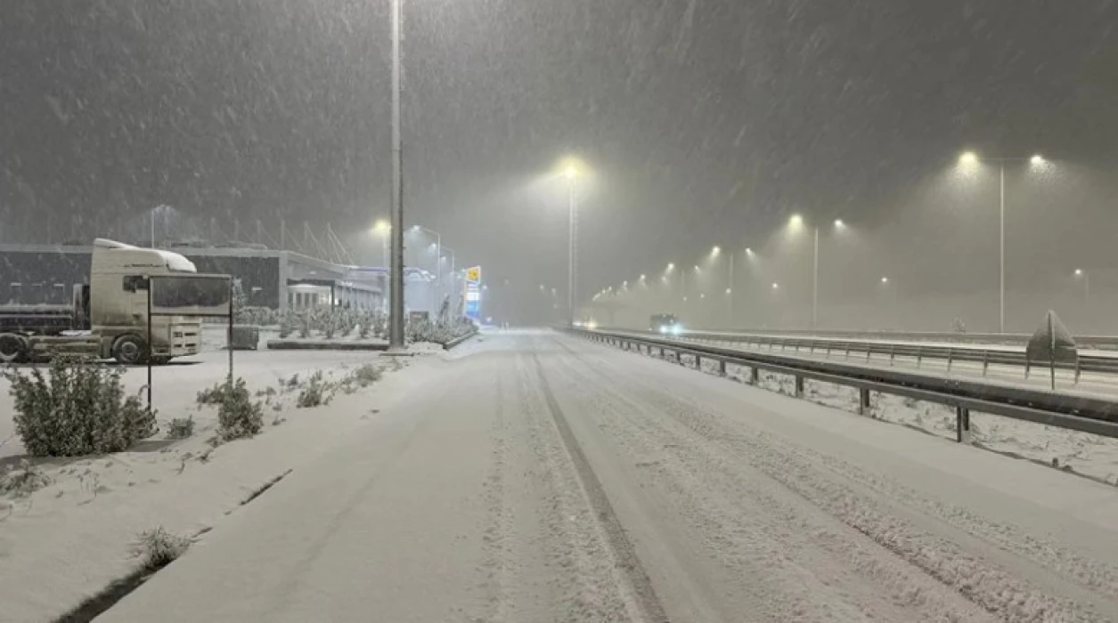 İstanbul’da 2026’nın ilk saatlerinde kar etkili oldu: Araçlar yollarda kaldı