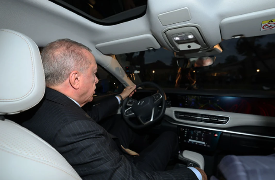 Cumhurbaşkanı Erdoğan'a Togg'un yeni modeli T10F hediye edildi: Test sürüşü yaptı