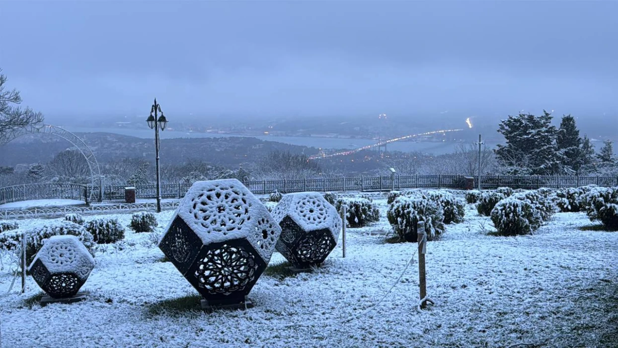 Sıcaklık düştü kar yağışı başladı: İstanbul'dan kar manzaraları