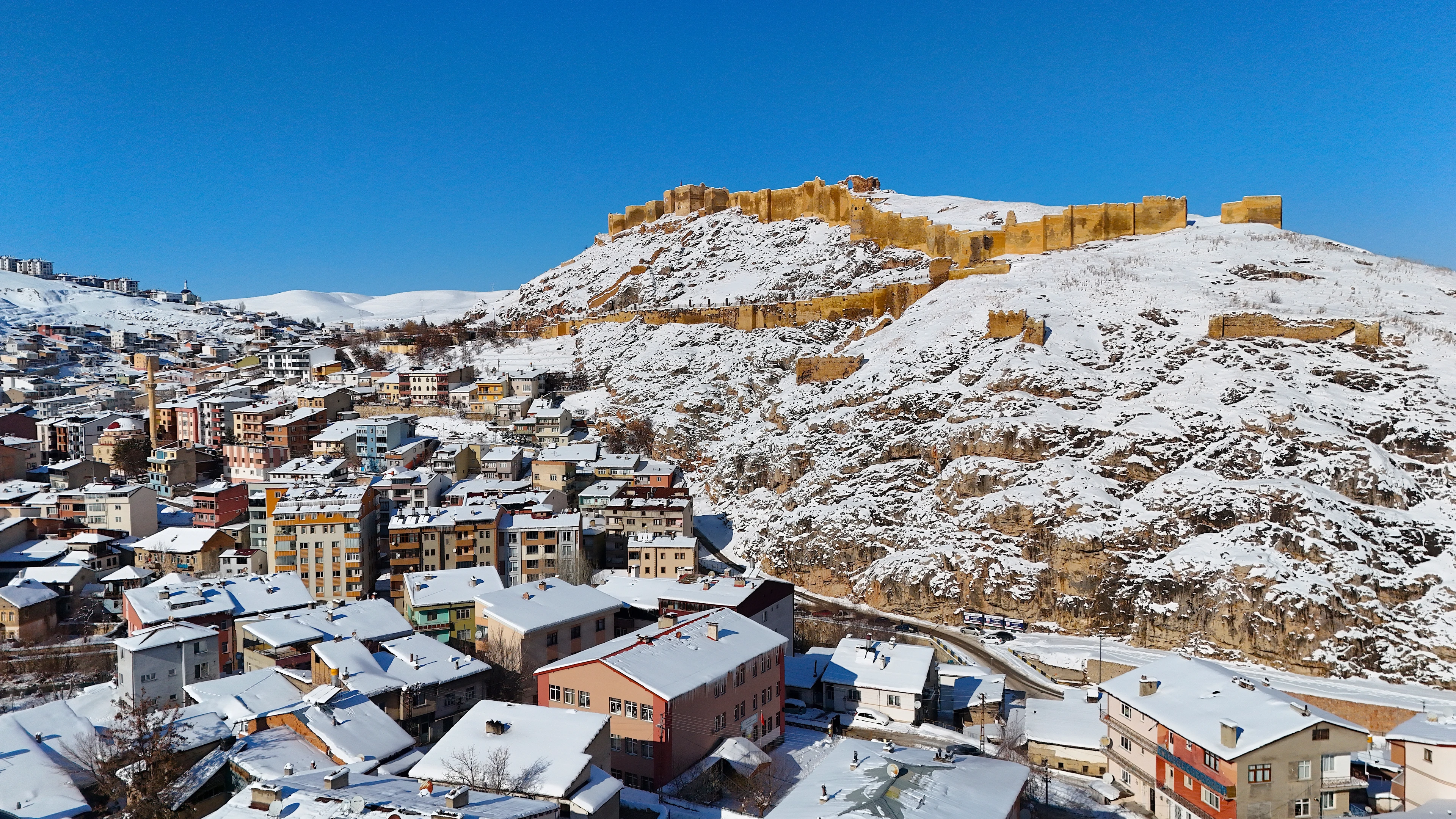 Karla kaplanan Bayburt Kalesi dronla görüntülendi