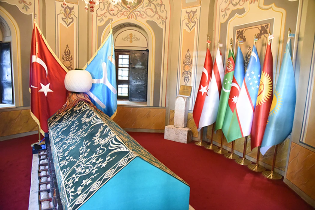 Ertuğrul Gazi Türbesi'nde saygı nöbeti tarihi dokuya uygun şekilde yenilendi