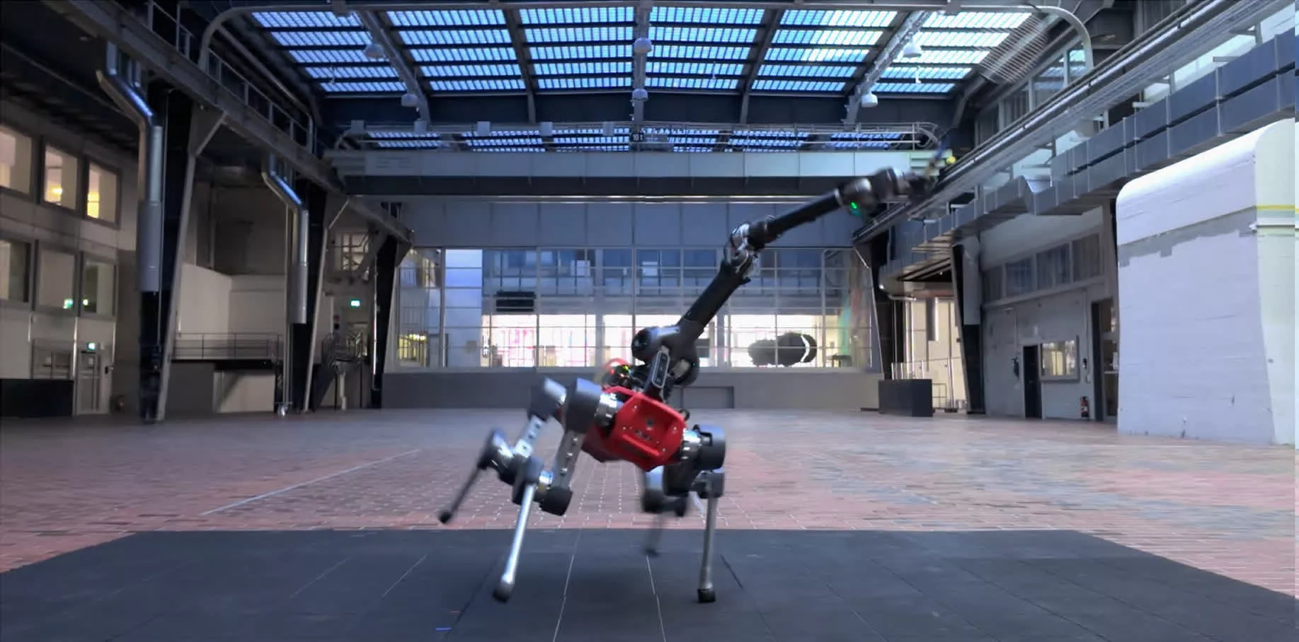 Robotlar kortta badminton oynuyor