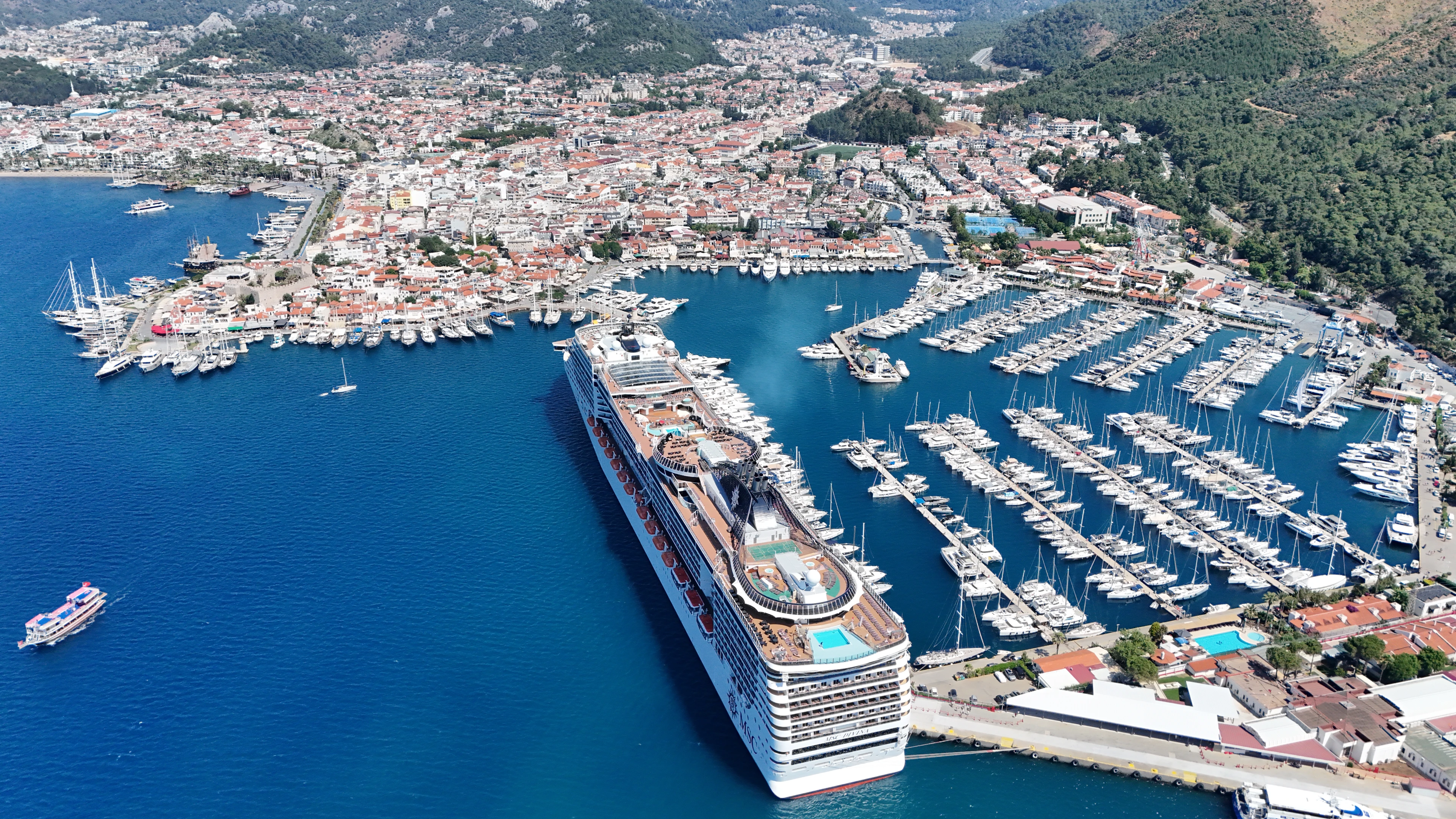 Dev kruvaziyer MSC Divina Marmaris'te! 4 bine yakın turist getirdi