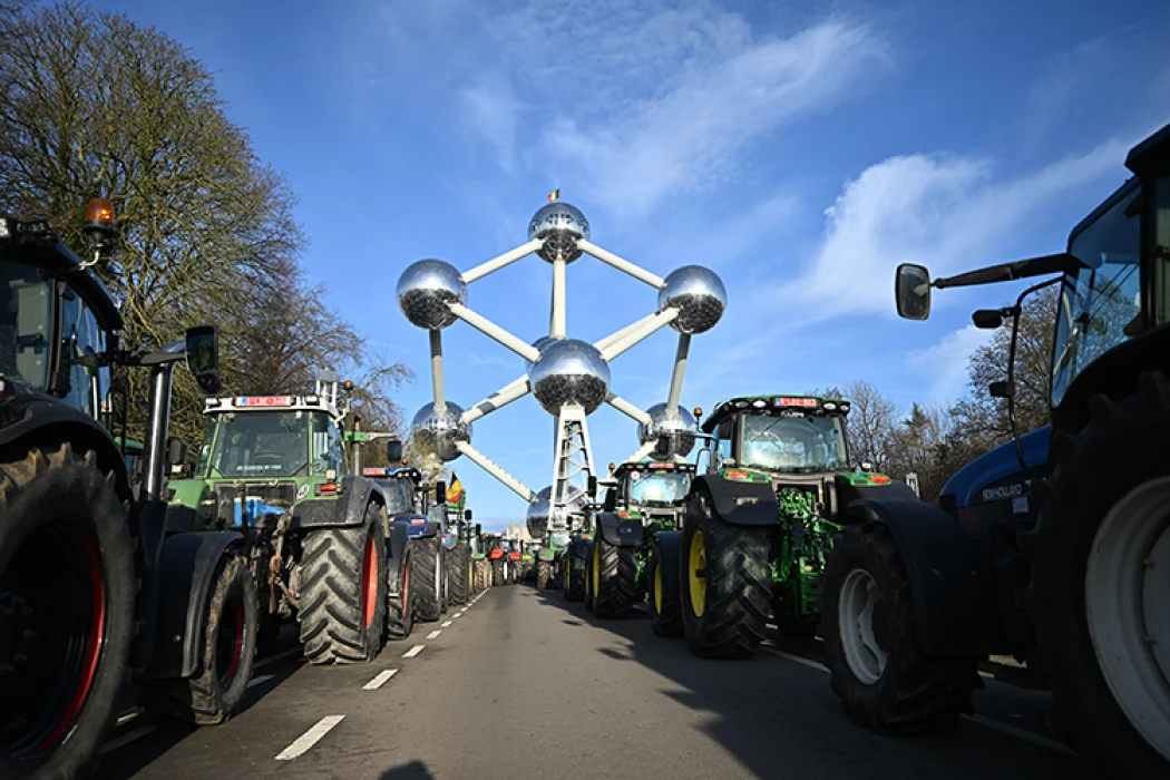 Brüksel'de çiftçilerden traktörlü MERCOSUR protestosu