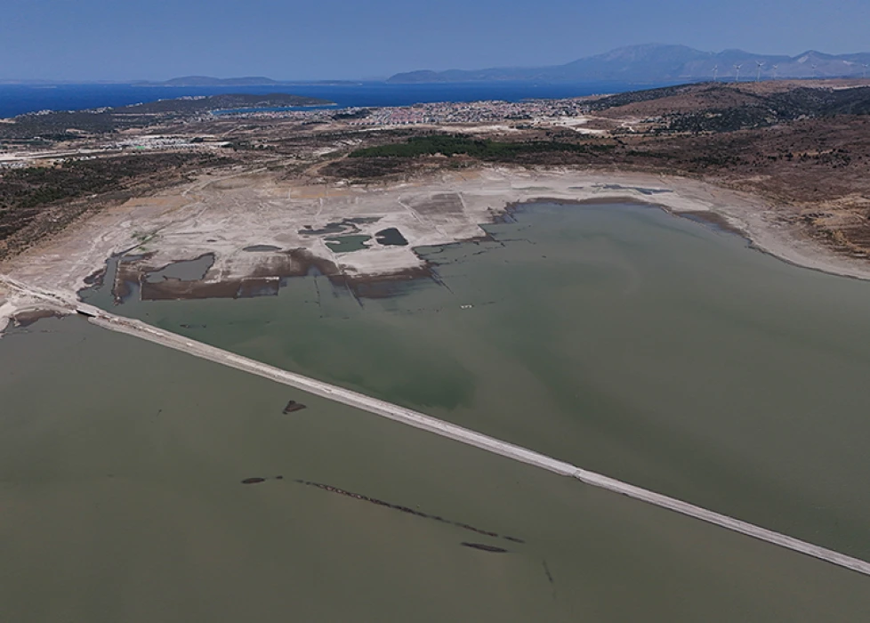 İzmir'de barajda su seviyesi düşünce eski İzmir-Çeşme kara yolu ortaya çıktı