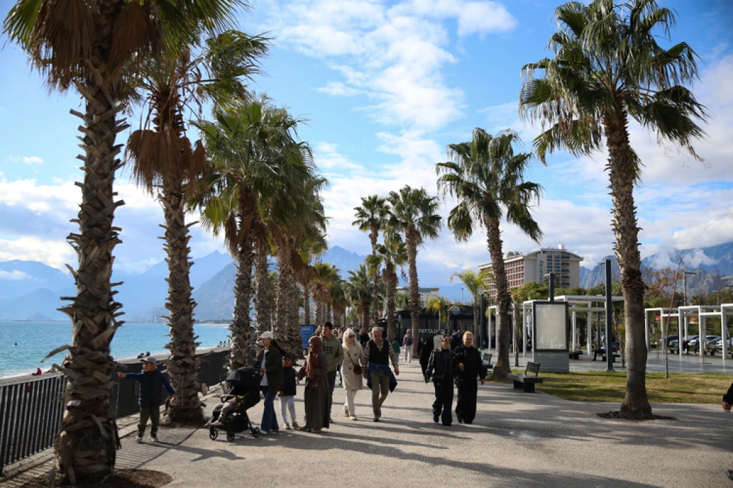 Antalya sahillerinde 2025'in ilk hafta sonunda yoğunluk yaşandı