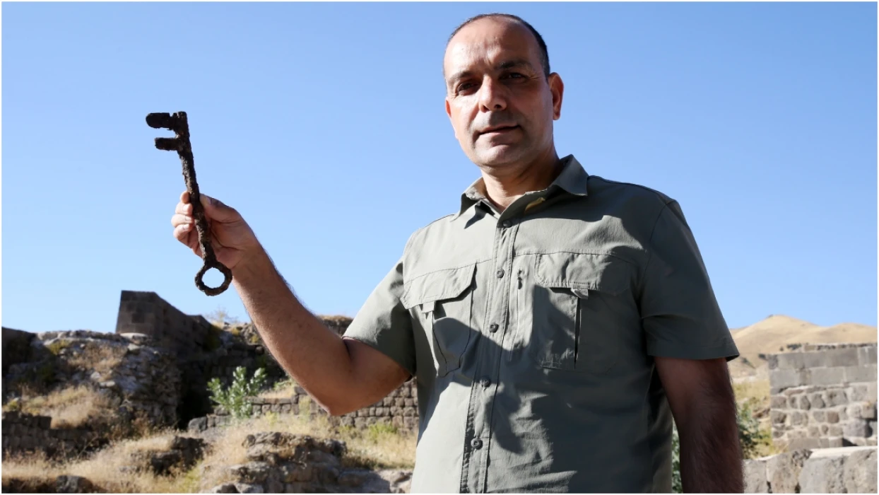 Bitlis Kalesi'ndeki kazılarda ana giriş kapısına ait olduğu değerlendirilen anahtar bulundu