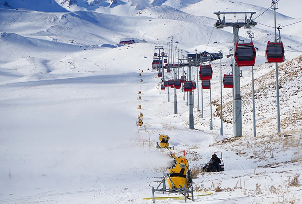 Erciyes Kayak Merkezi, suni karlama ile yeni sezona hazırlanıyor
