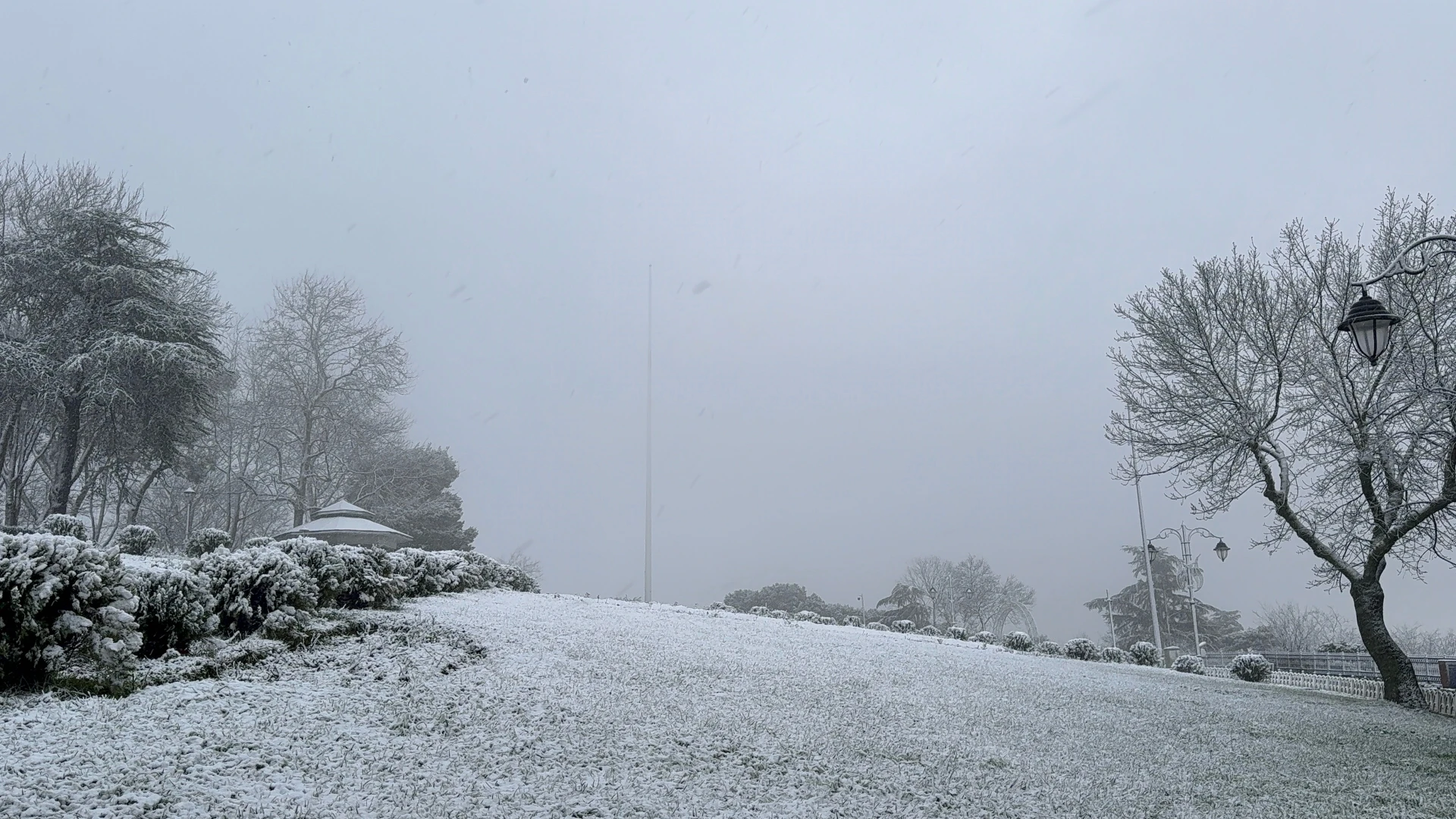Sıcaklık düştü kar yağışı başladı: İstanbul'dan kar manzaraları
