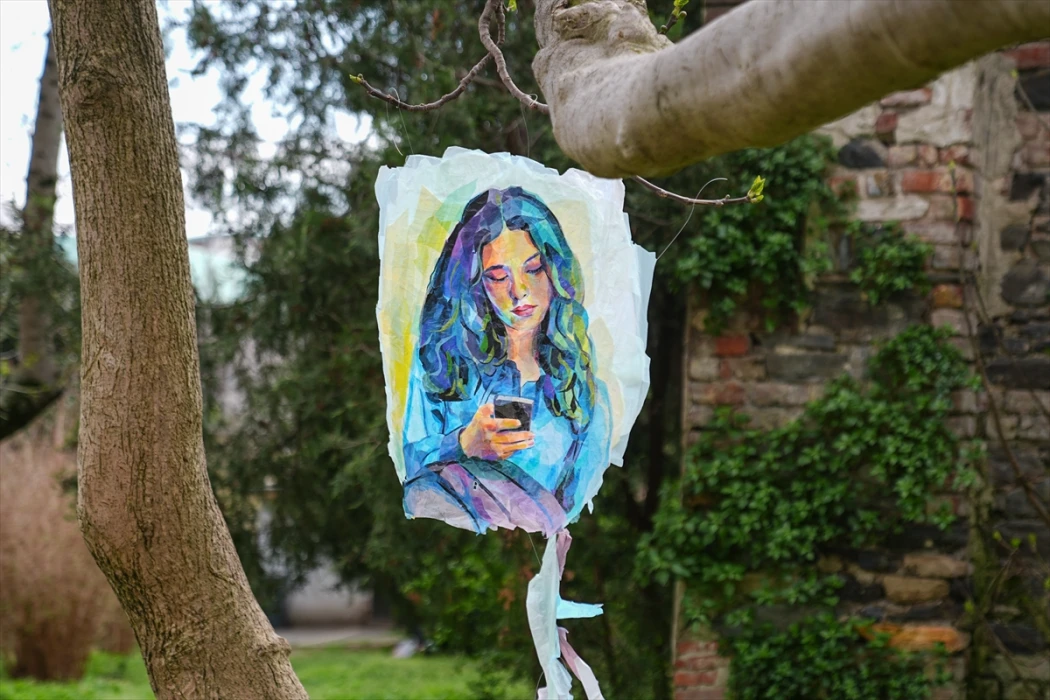 Çöpe atılan plastik atıklar portre ve kostüme dönüşüyor