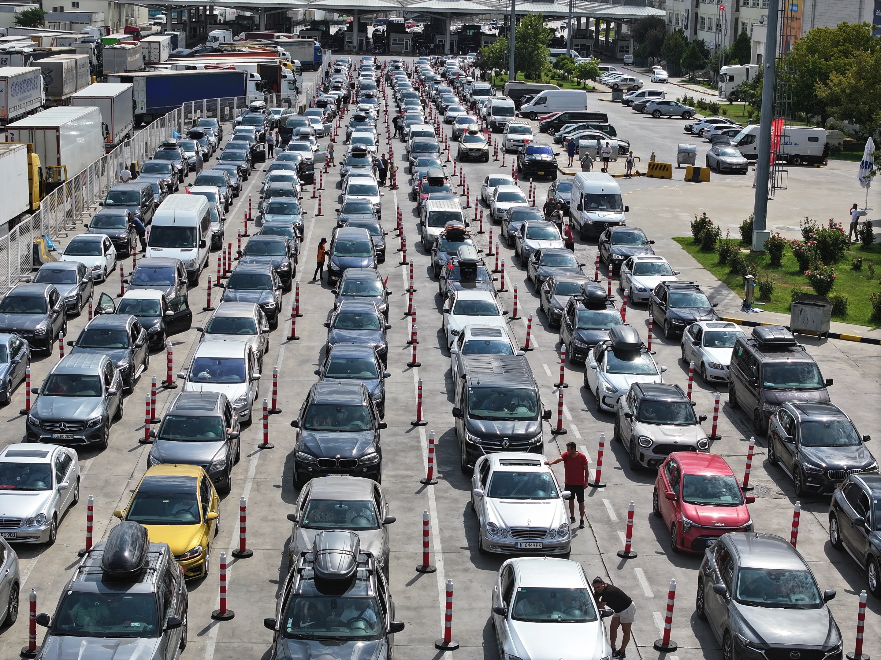 Kapıkule doldu taştı! Gurbetçilerin dönüş yolculuğu devam ediyor