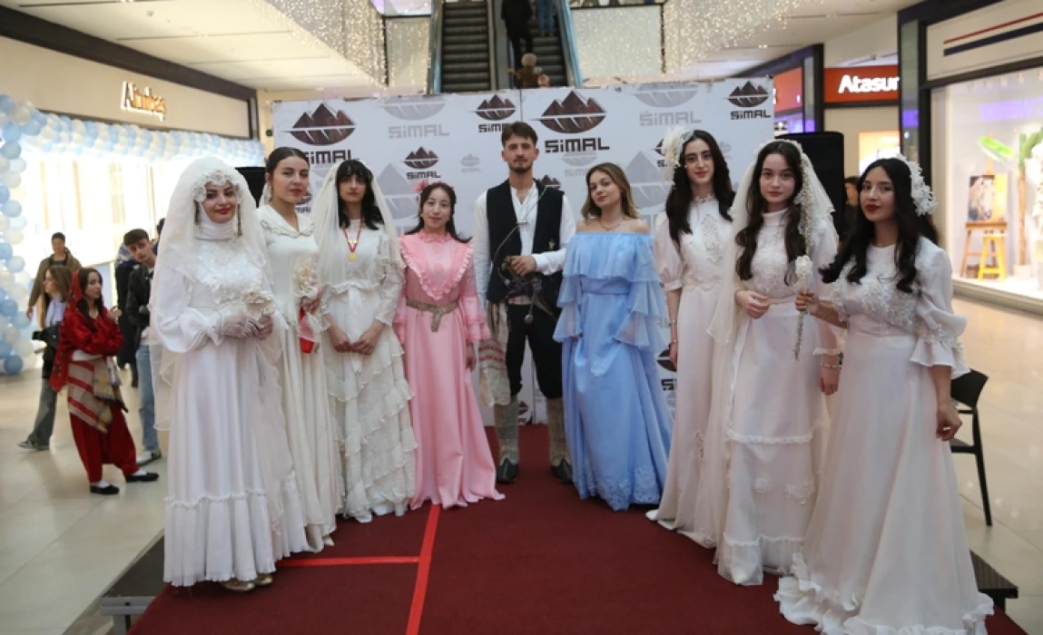 Rize'nin Asırlık Gelinlikleri defilesi düzenlendi