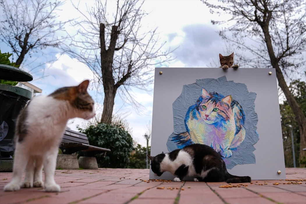 Çöpe atılan plastik atıklar portre ve kostüme dönüşüyor