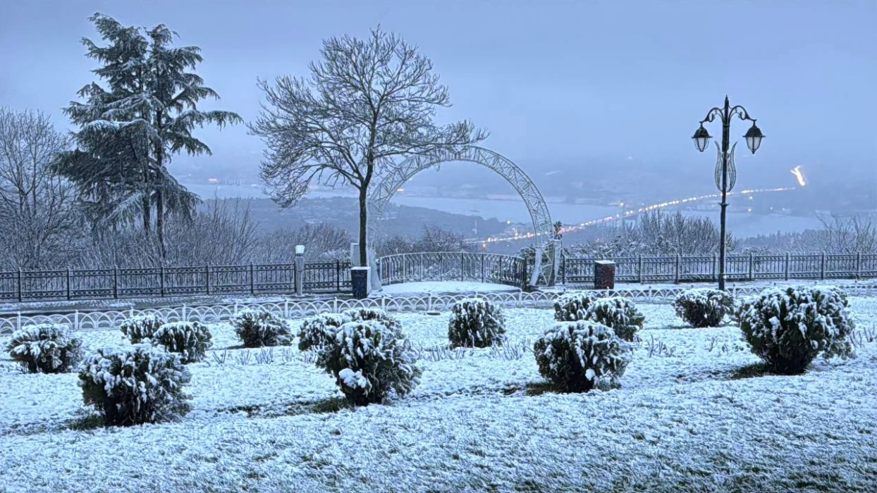 Sıcaklık düştü kar yağışı başladı: İstanbul'dan kar manzaraları