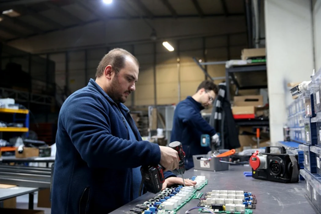 Bilim kurgu dizisinden etkilendi: Genç mühendis yapay zekalı şarj ünitesi geliştirdi