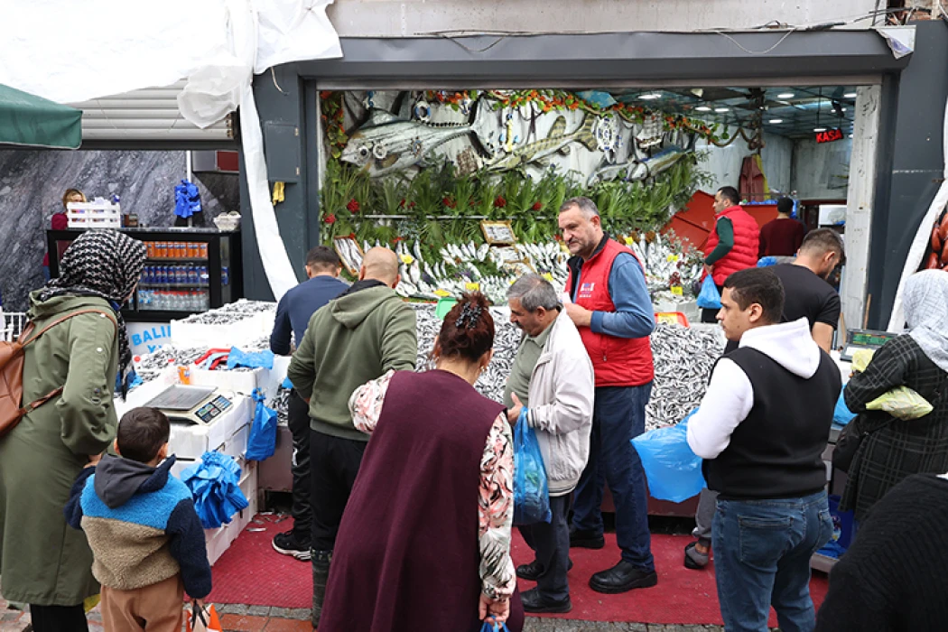 Karadeniz'de hamsi bolluğu tezgahlara yansıdı: 100 TL'den alıcı buluyor