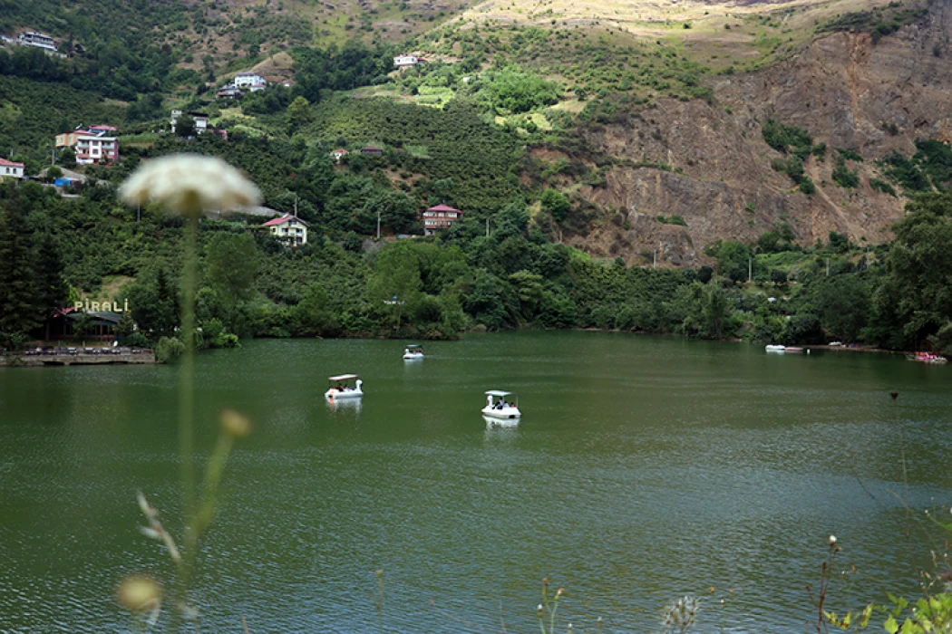 Trabzon'daki Sera Gölü'nde turizm hareketliliği yaşanıyor