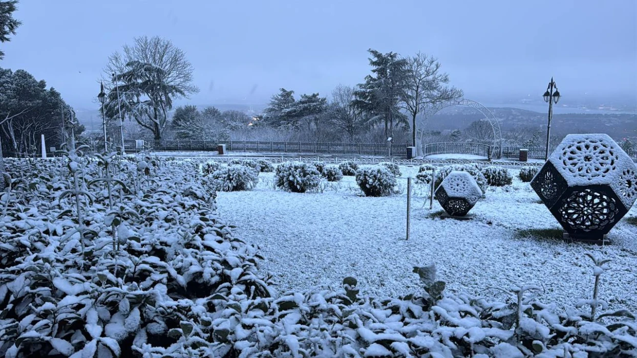 Sıcaklık düştü kar yağışı başladı: İstanbul'dan kar manzaraları