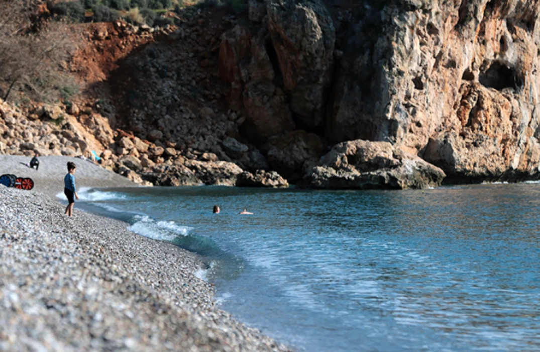 Antalya'da havalar yazı aratmadı! Kış günü deniz keyfi