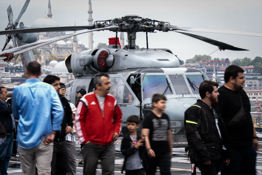 SAHA 2026 kapsamında ziyarete açılan TCG Anadolu'ya vatandaşlardan yoğun ilgi