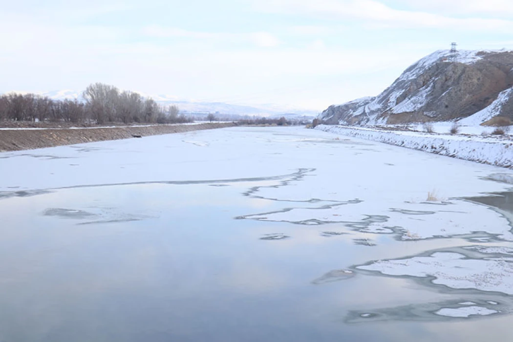 Türkiye'nin en uzun nehri Kızılırmak buz tuttu