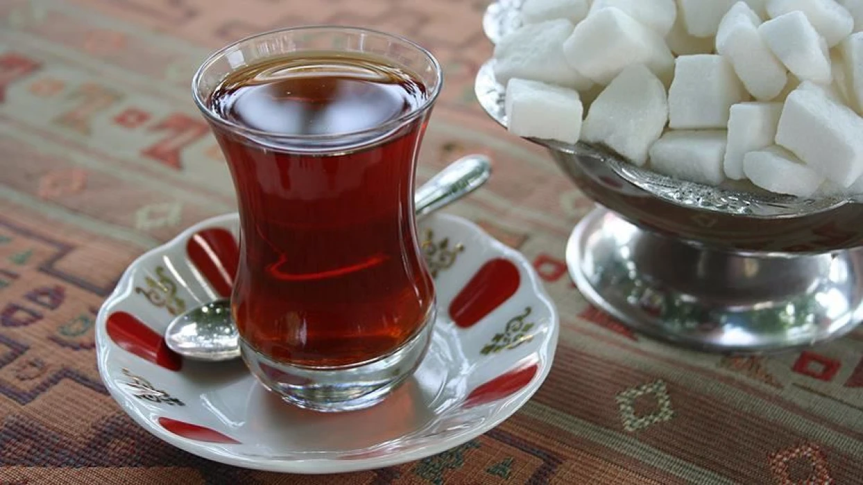 Çay tiryakilerine kritik uyarı: Bu alışkanlık hastalık riskini artırıyor