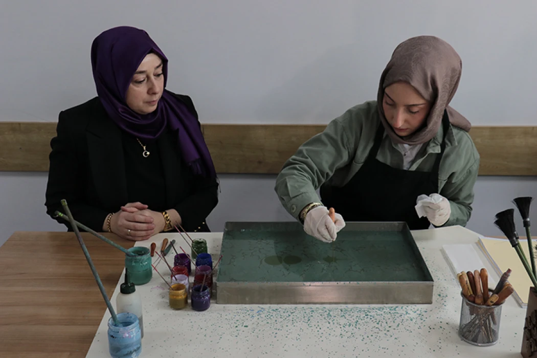 Kadın eliyle genç nesillerle buluşturulan ebru geleceğe taşınıyor