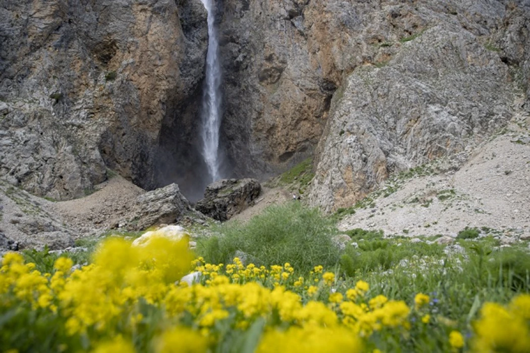 Tunceli'deki Kırkmerdiven Şelaleleri yaz sezonunda turizmi hareketlendiriyor