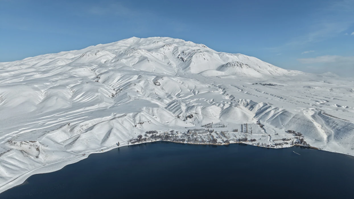 Karla kaplı Süphan Dağı ve Aygır Gölü'nün çevresi dronla görüntülendi