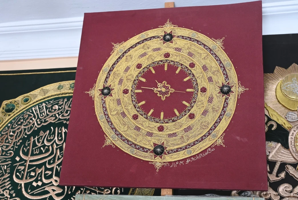 Gözleri bozuldu sanattan vazgeçmedi: Simle kadifeyi zarafetle buluşturuyor
