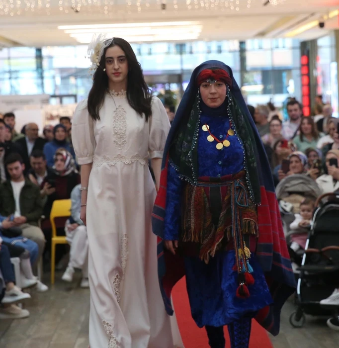 Rize'nin Asırlık Gelinlikleri defilesi düzenlendi