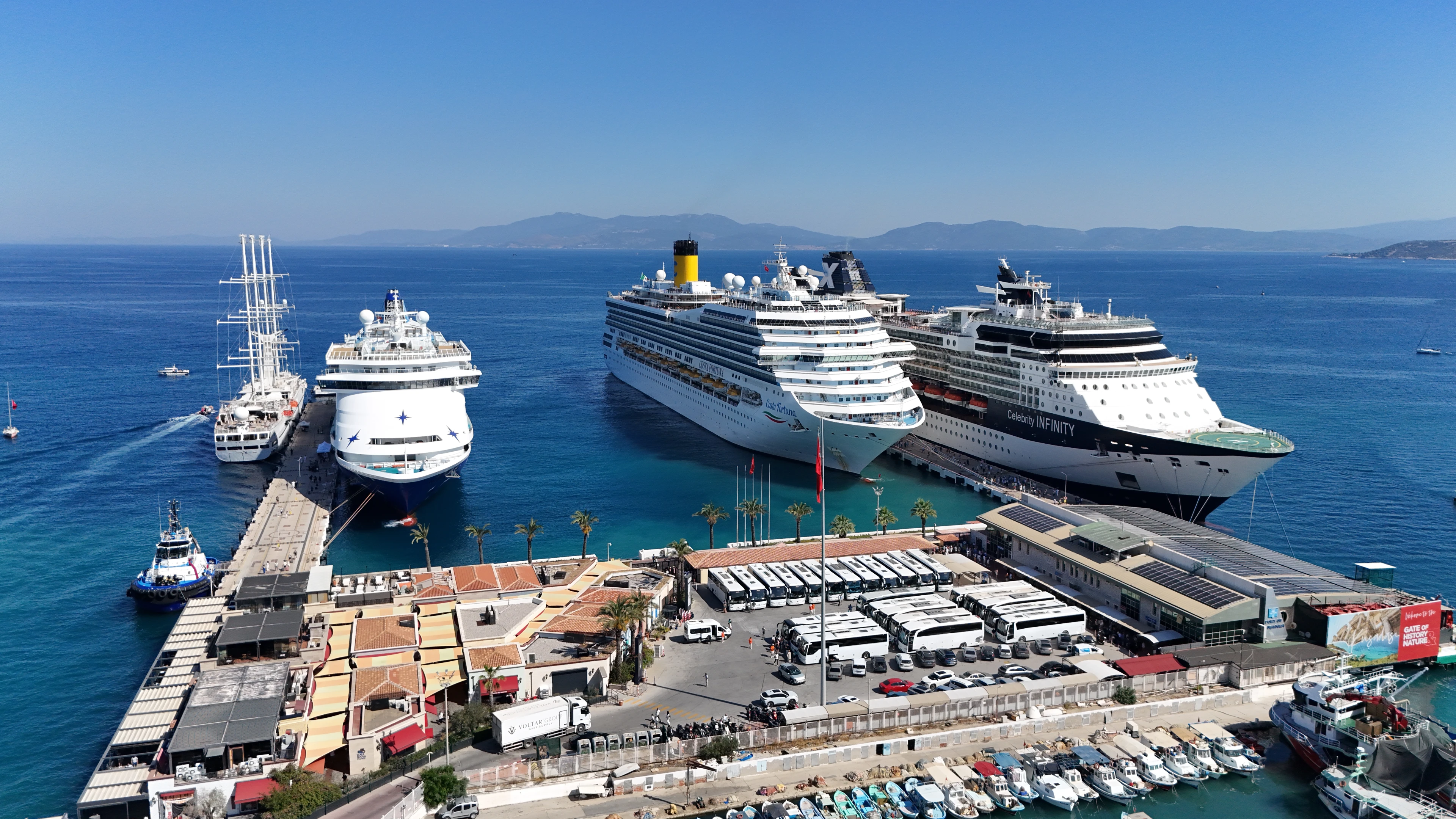 İzmir'e 4 kruvaziyerle 6 bini aşkın turist geldi