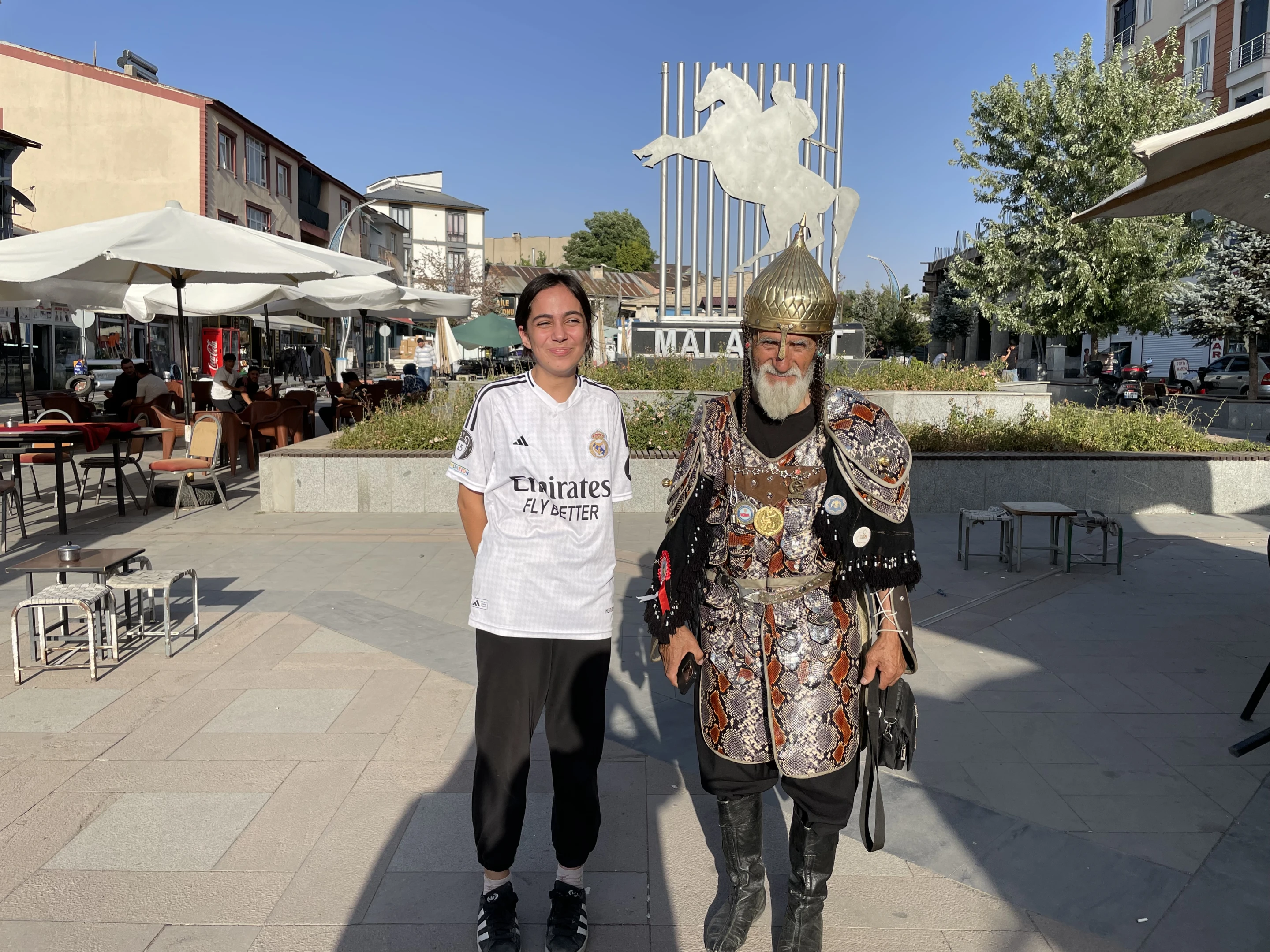 Hasan dede savaş kostümü ile Malazgirt ruhunu yansıtıyor