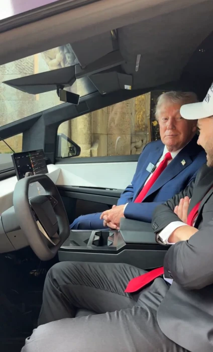 Trump'tan hisseleri düşen Tesla'ya destek: Cybertruck satın aldı